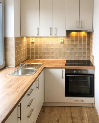 Před a po. Jak šel čas v malinké kuchyni v bytě v Ledči n.S. Tato rekonstrukce byla v mnohém zrádná, museli jsme v bytě...